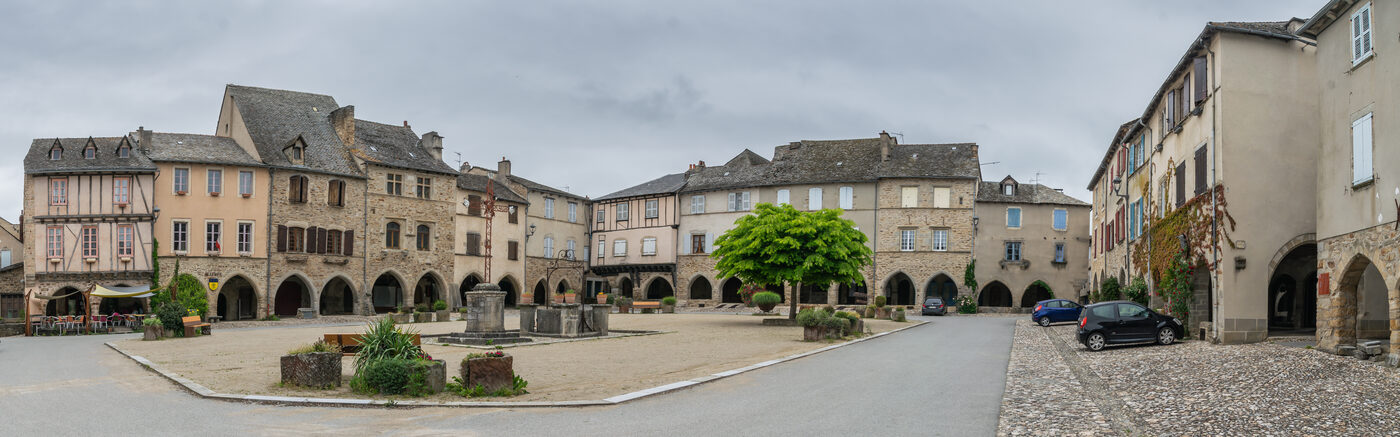La place a arcades de Sauveterre-de-Rouergue