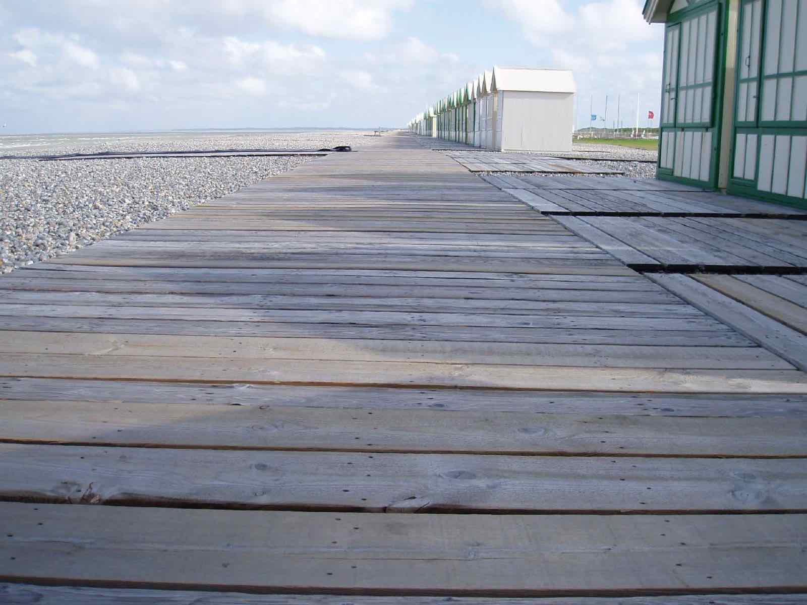 Le chemin de planches de Cayeux-sur-Mer, ses cabines de plage et son cordon de galets