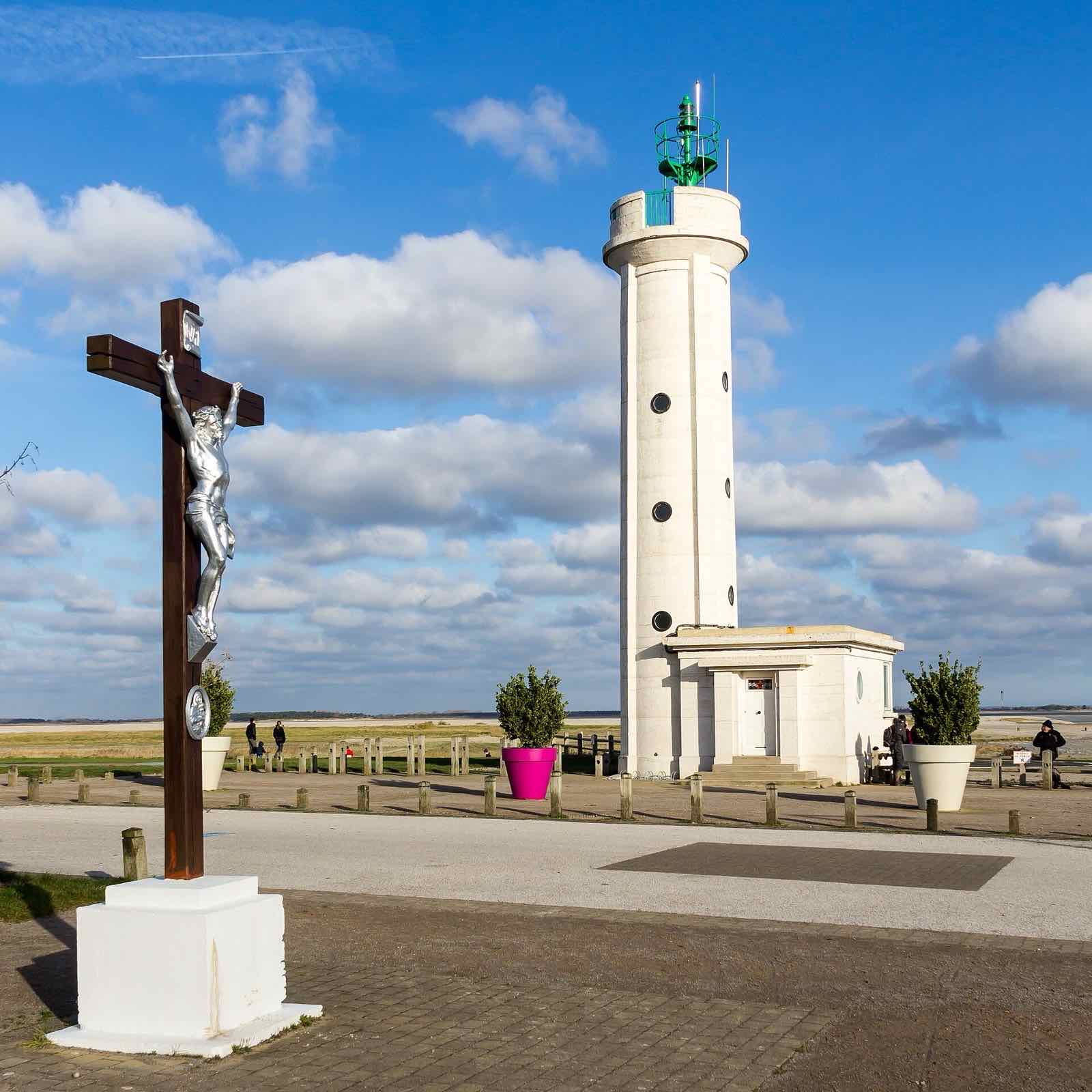 Le phare blanc du Hourdel et le calvaire, à la pointe sud de la baie de Somme