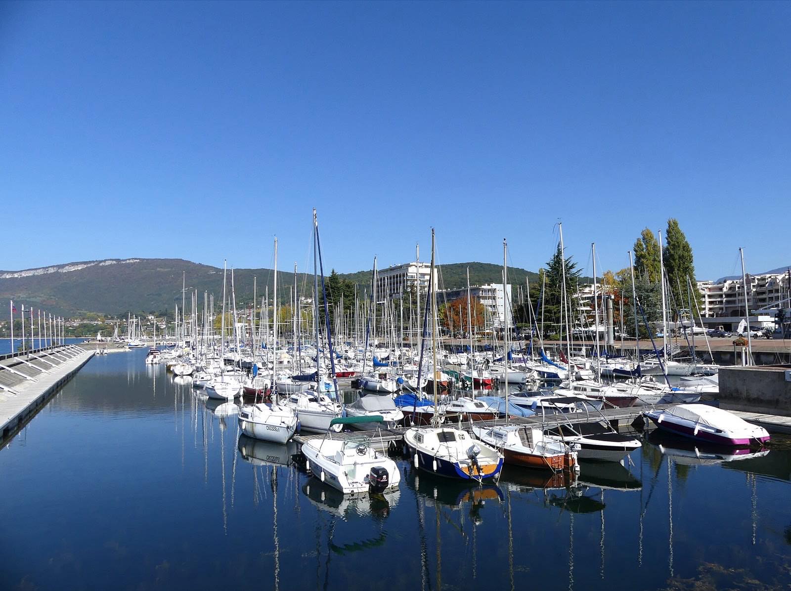 Le Grand Port d'Aix-les-Bains sur le lac du Bourget, avec ses pontons et ses bateaux
