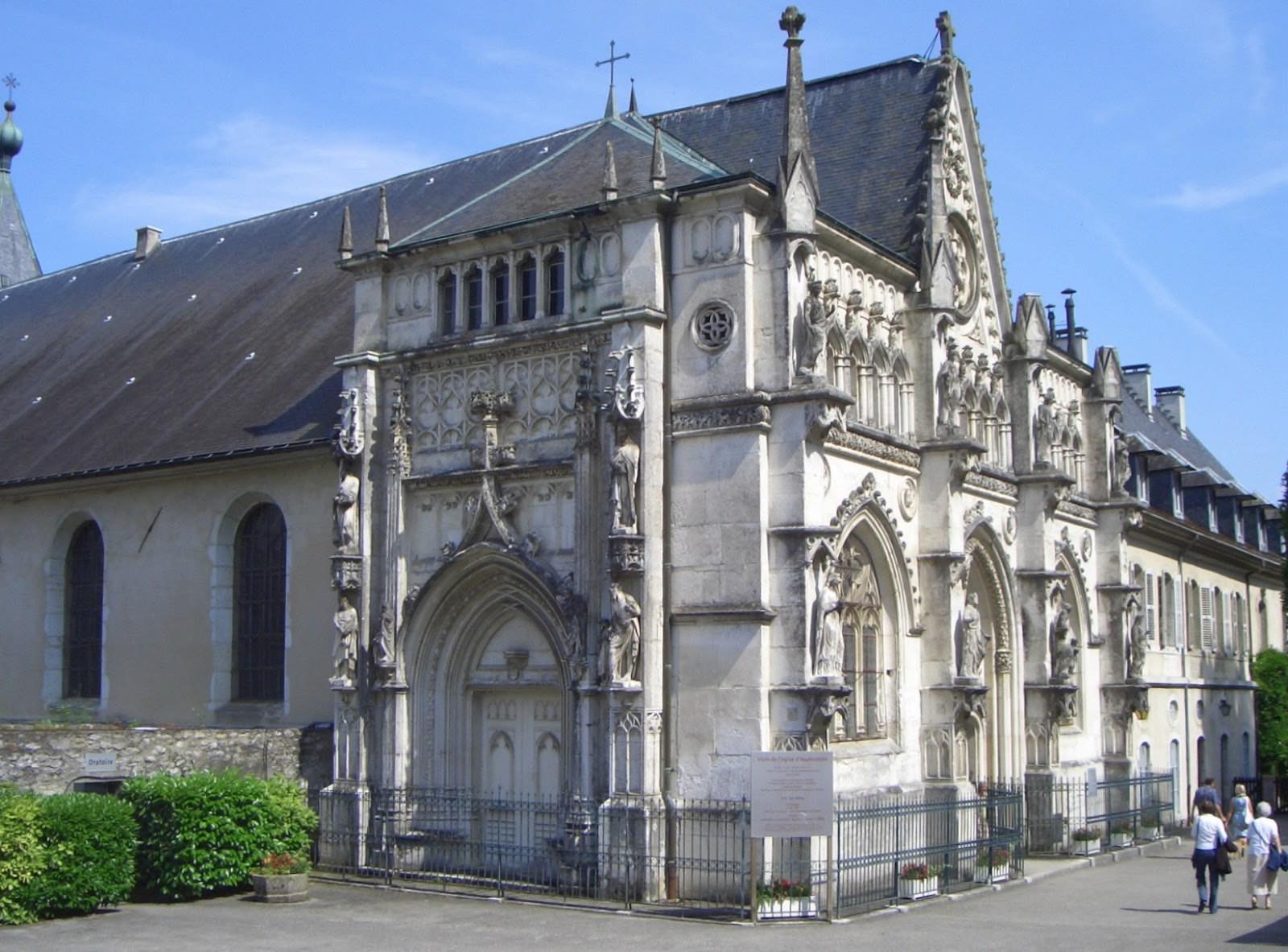 La façade de l'abbaye royale de Hautecombe vue depuis le lac du Bourget