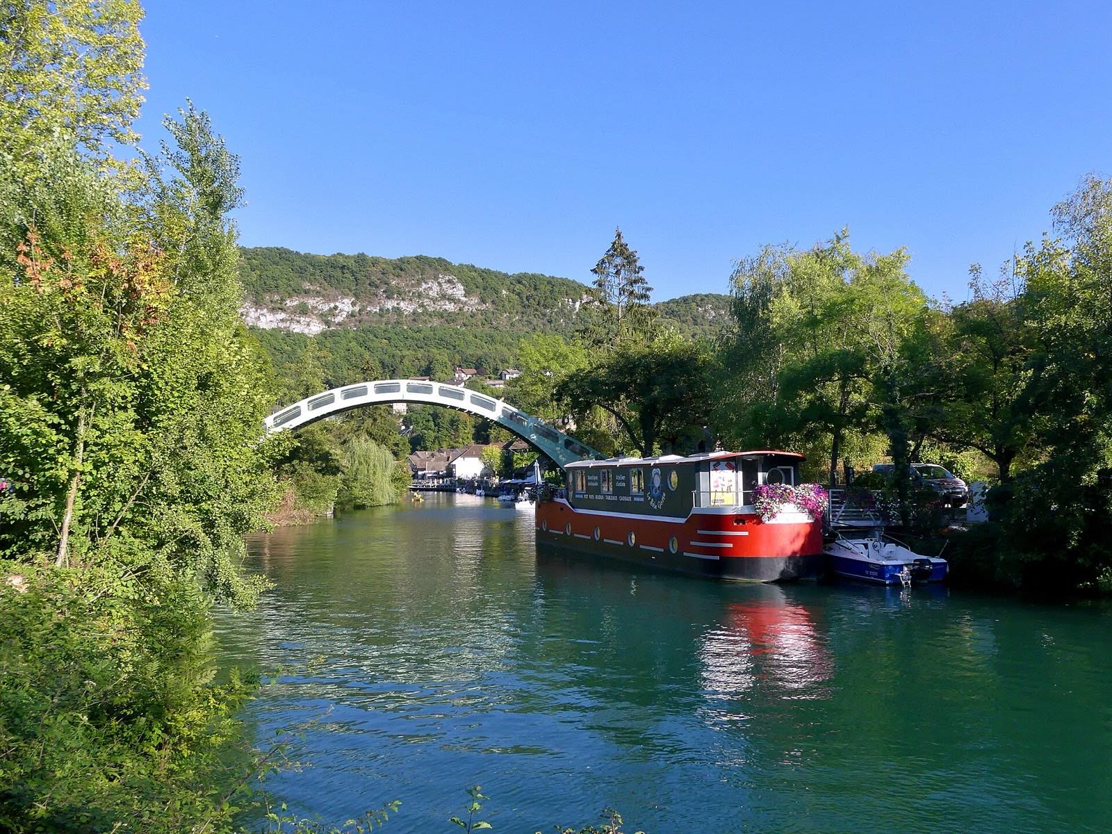 Le canal de Savières et le pont vénitien de Chanaz, en Savoie