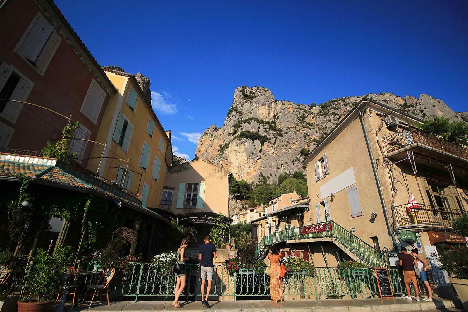 Le village de Moustiers-Sainte-Marie adossé à sa falaise