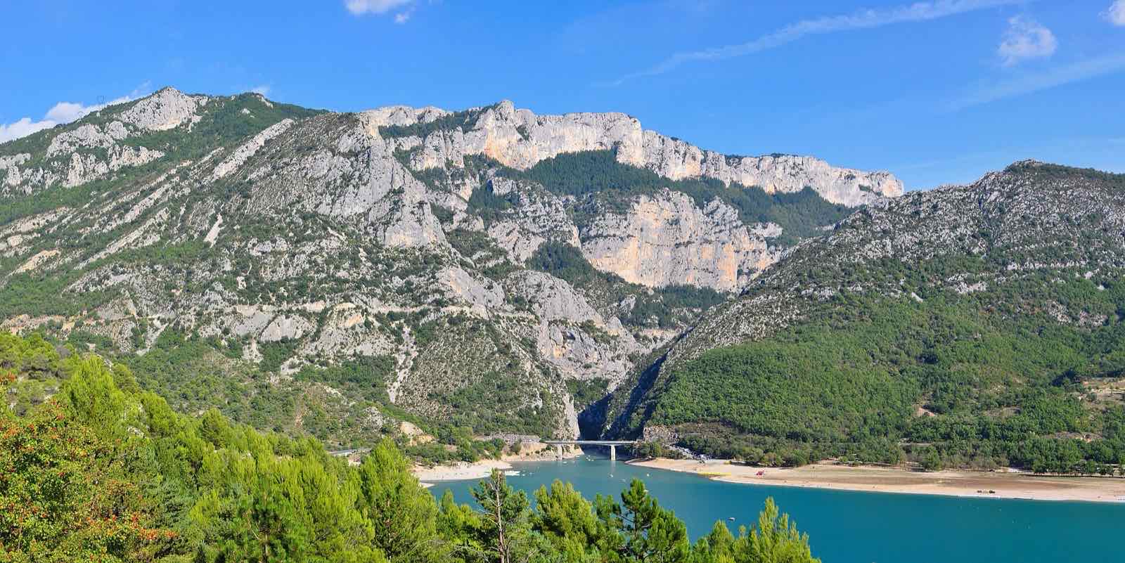 Le pont du Galetas et l'entrée des gorges du Verdon sur le lac de Sainte-Croix