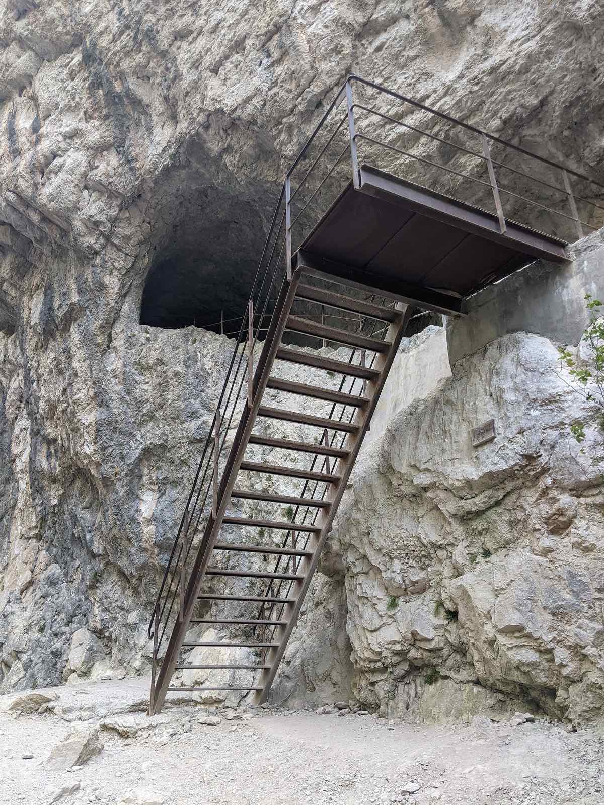 L'escalier métallique menant au tunnel du Baou sur le sentier Blanc-Martel