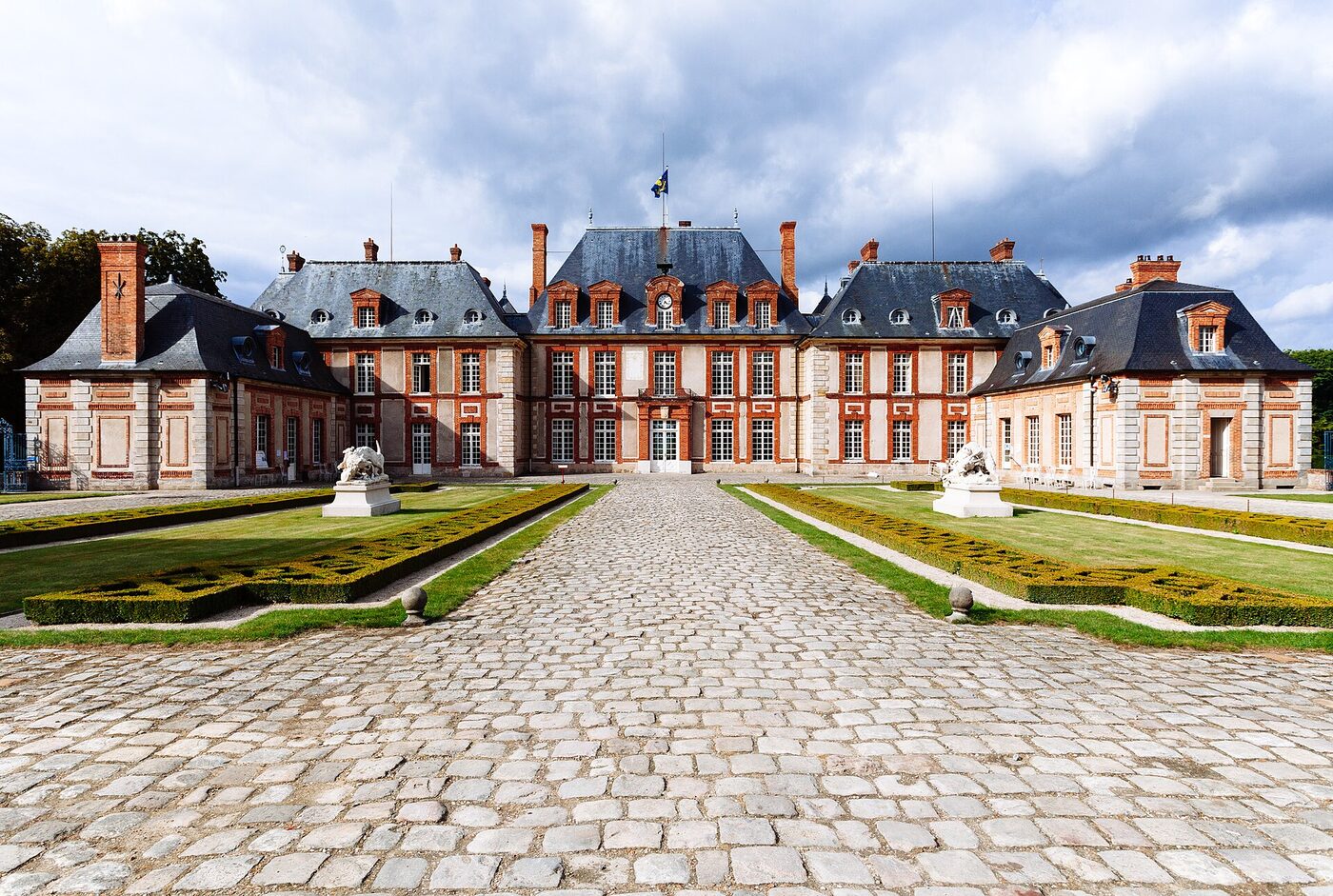 La façade du château de Breteuil à Choisel, dans les Yvelines, en vallée de Chevreuse