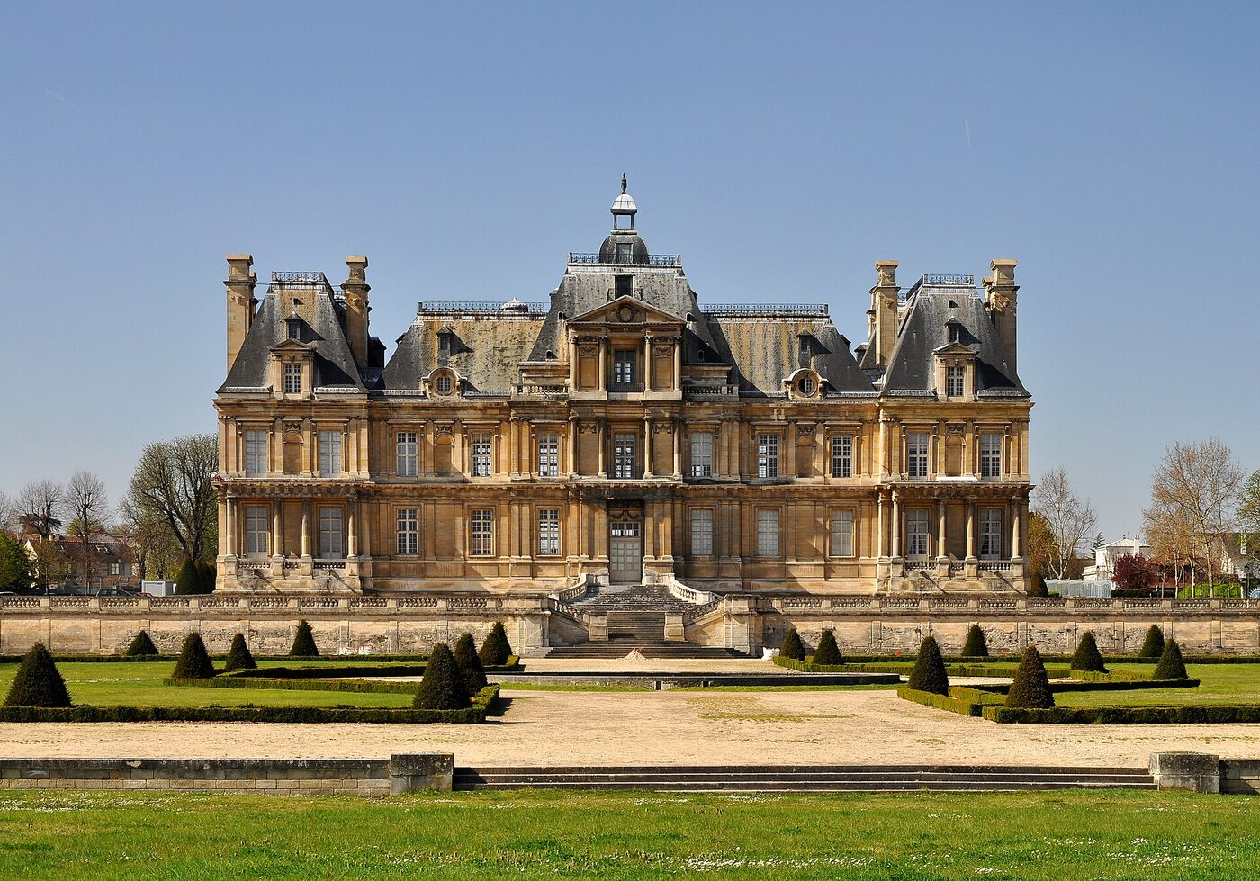 La façade classique du château de Maisons-Laffitte, dans les Yvelines