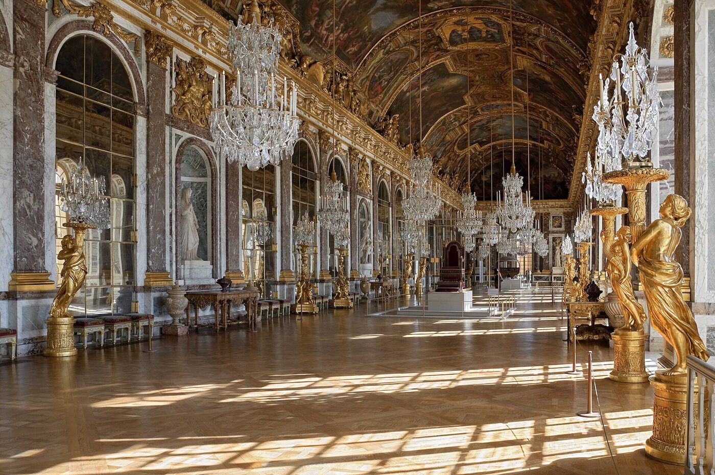 La Galerie des Glaces du château de Versailles, dans les Yvelines