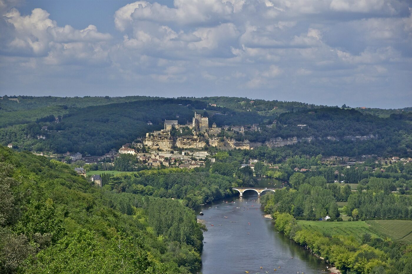 Le village et le château de Beynac-et-Cazenac dressés sur leur falaise au-dessus de la Dordogne, vus depuis Castelnaud