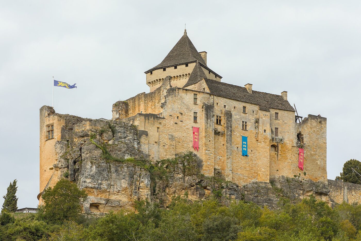Le château fort de Castelnaud-la-Chapelle dominant la vallée de la Dordogne