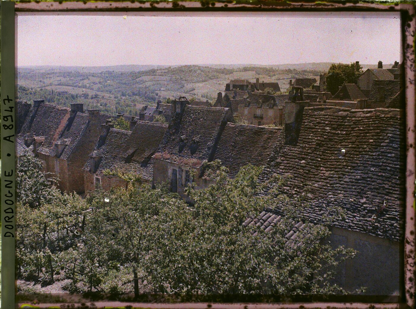 Les toits de la bastide de Domme et le panorama sur la vallée de la Dordogne, vus depuis la porte des Tours