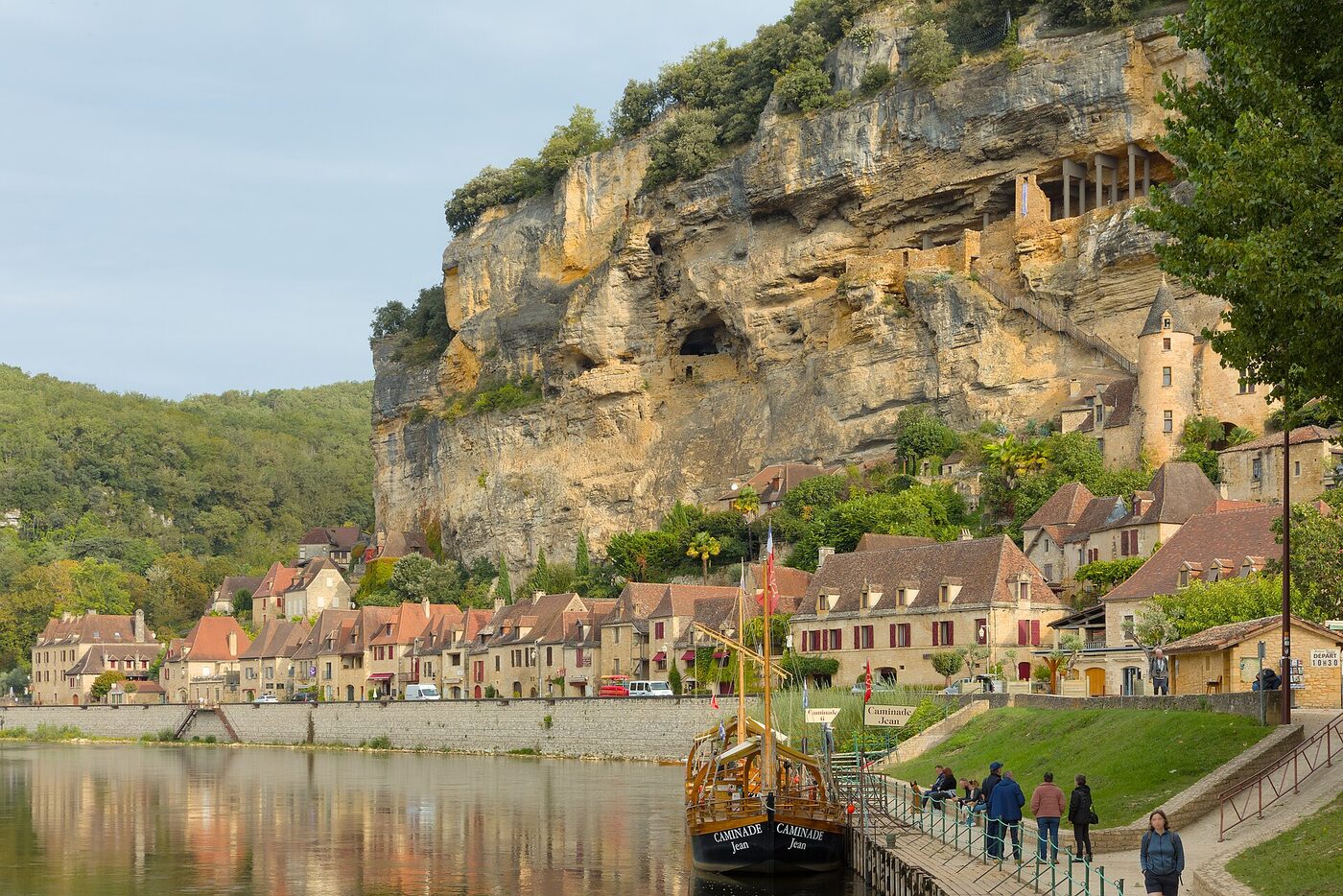 Le village de La Roque-Gageac blotti au pied de sa falaise, le long de la Dordogne