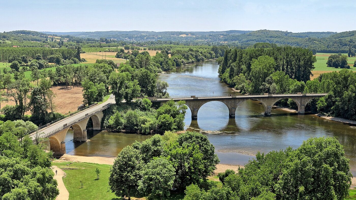 Le village de Limeuil à la confluence de la Dordogne et de la Vézère, avec ses deux ponts