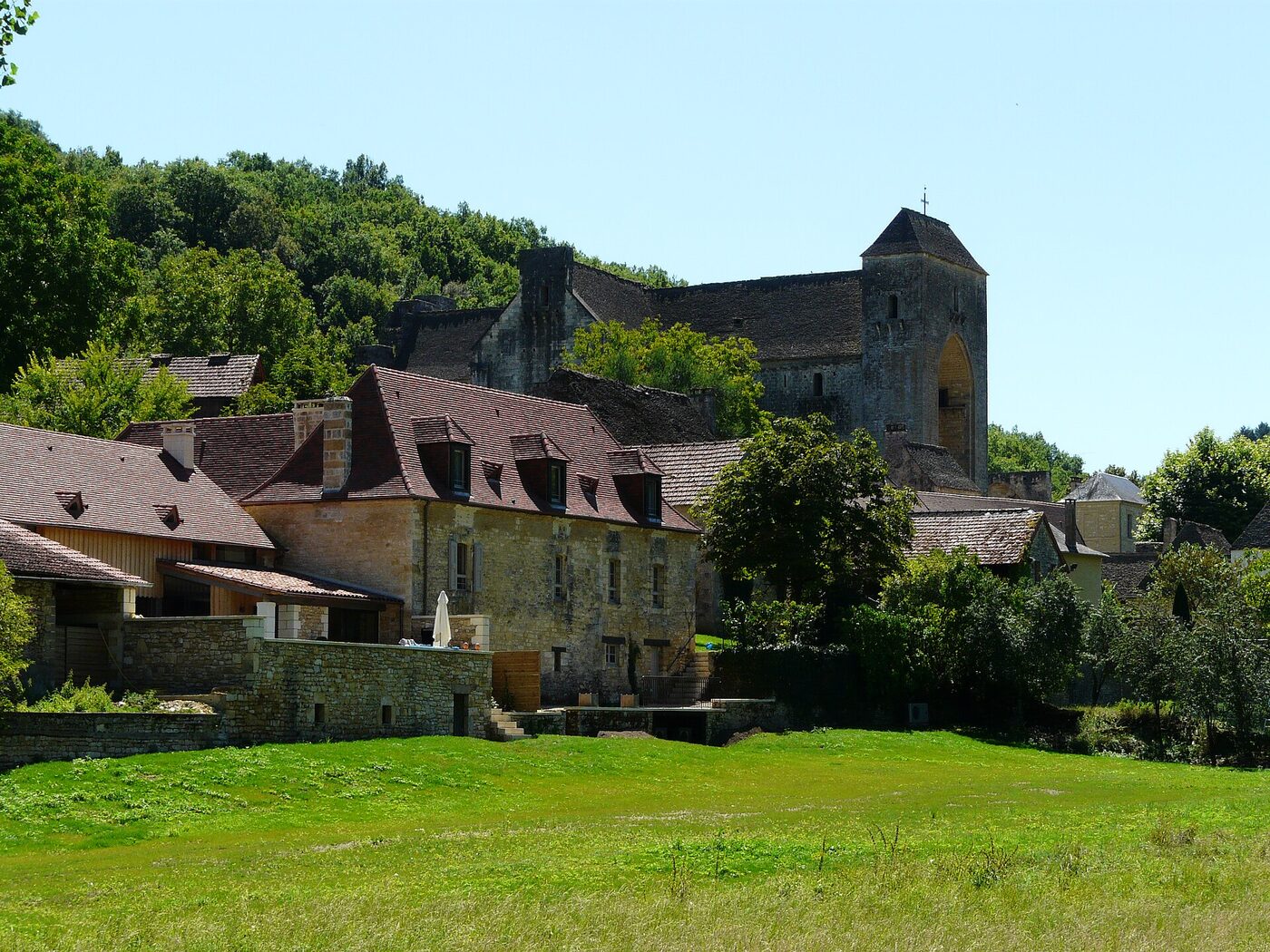 Le village de Saint-Amand-de-Coly et son église abbatiale fortifiée en pierre dorée