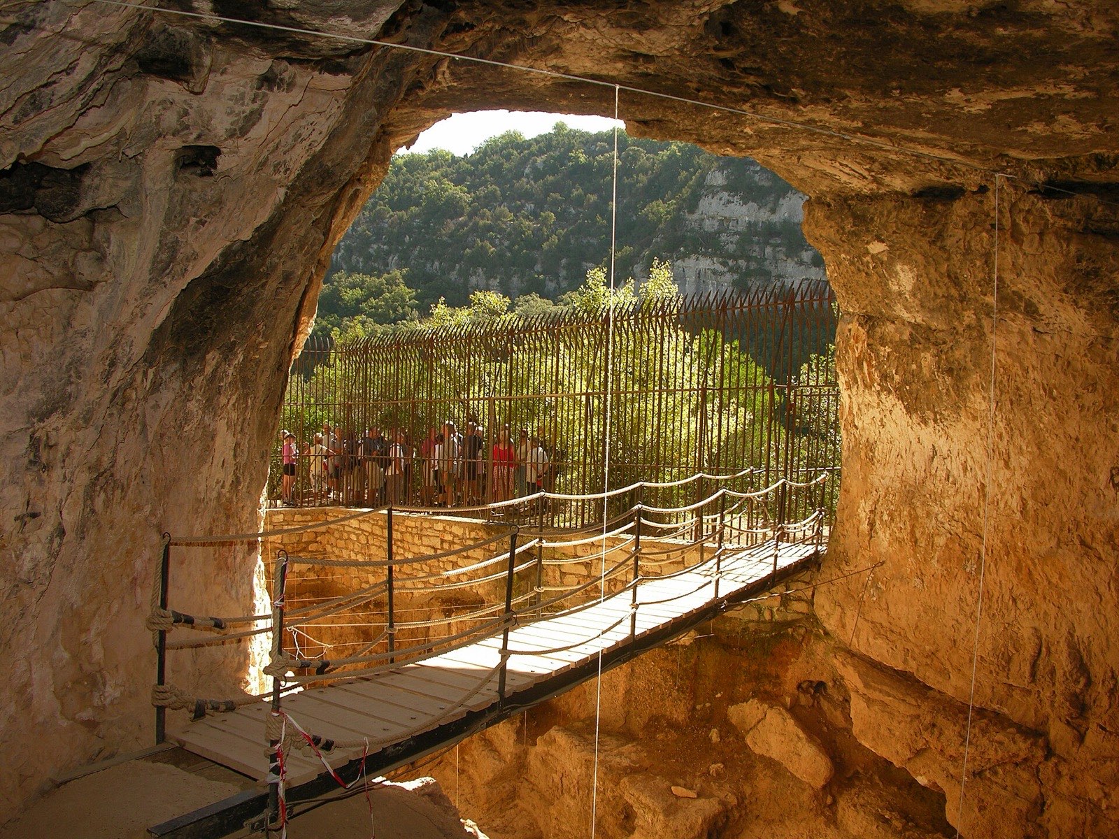 Grotte préhistorique de la Baume Bonne à Quinson, site archéologique classé monument historique