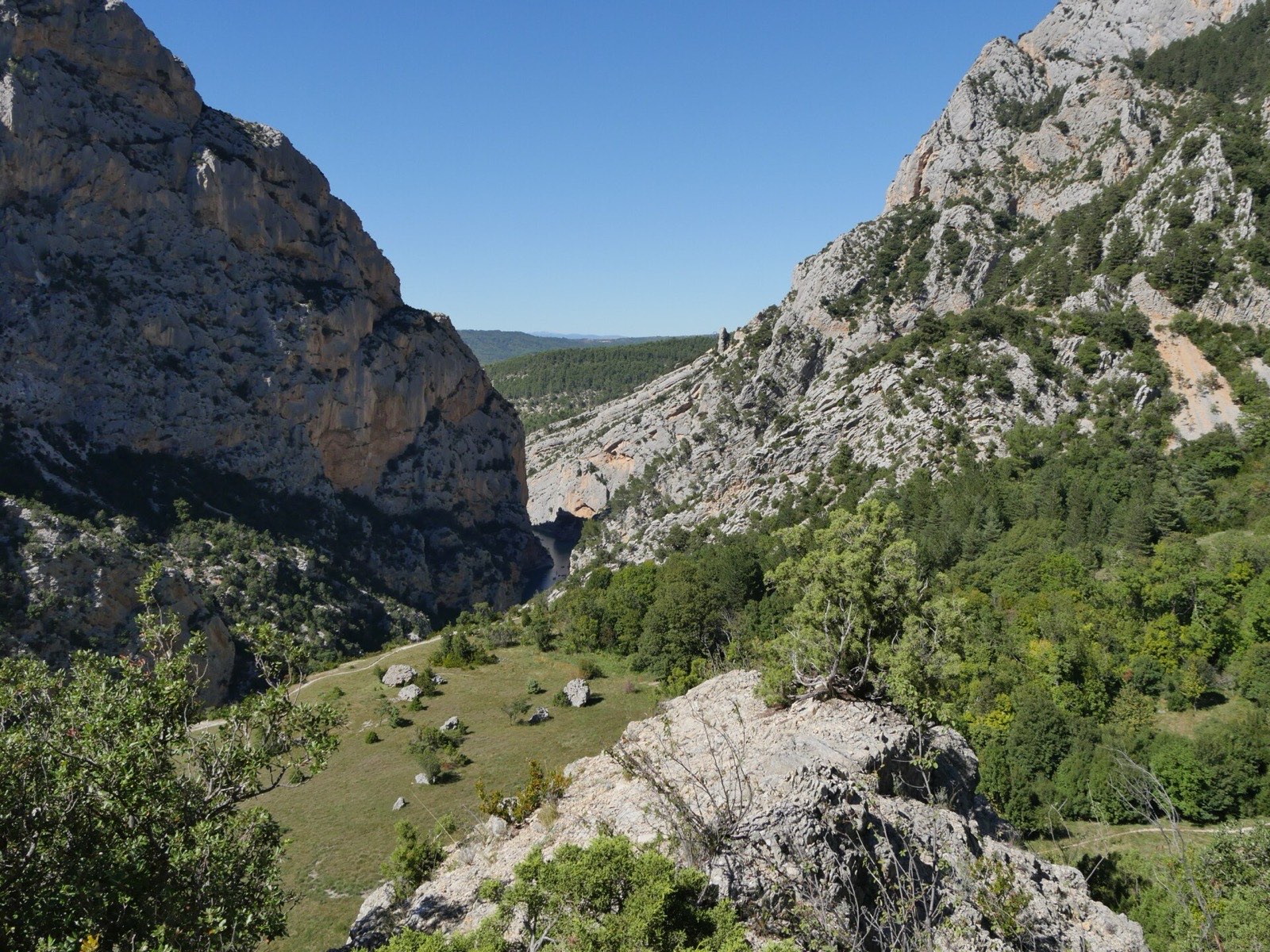 Cascade de tuf et parois de la réserve naturelle régionale de Saint-Maurin, La Palud-sur-Verdon