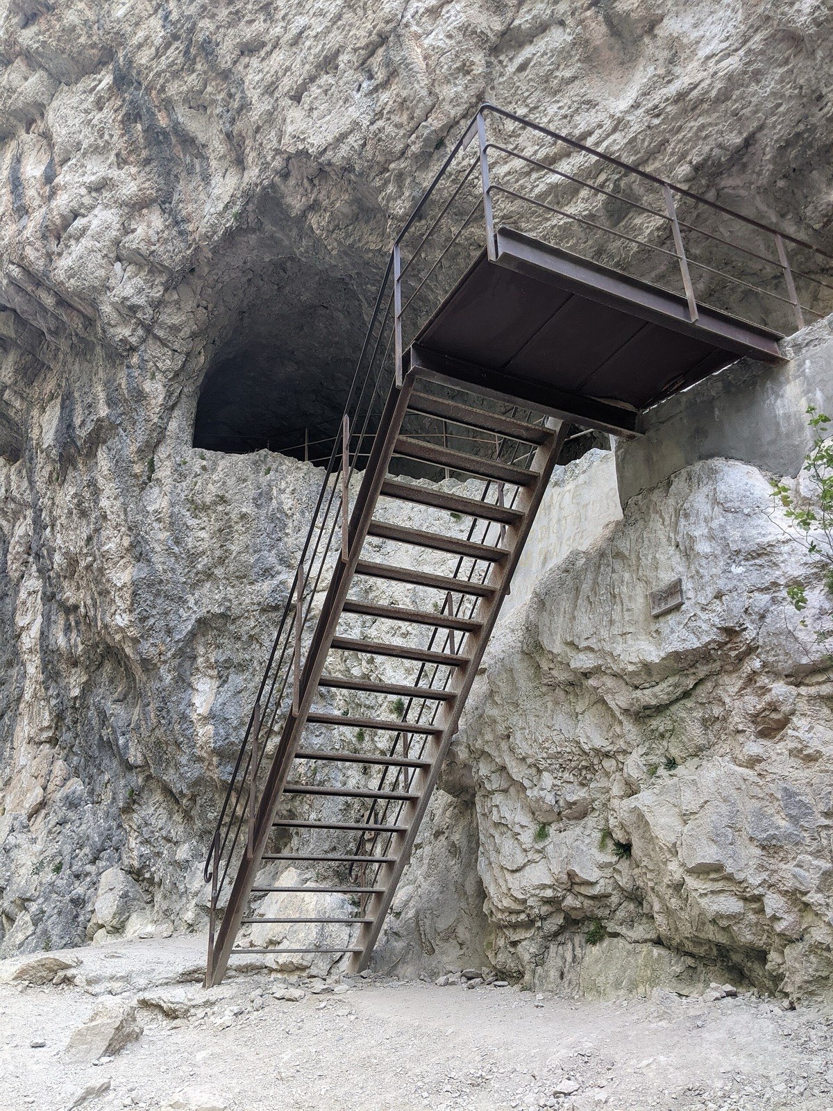 Escalier menant à l'entrée du tunnel du Baou sur le sentier Blanc-Martel, gorges du Verdon