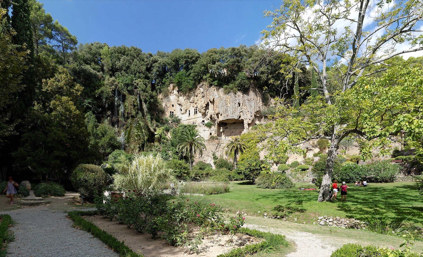 Parc, falaise de tuf, cascade et grottes troglodytiques fortifiées de Villecroze dans le Var