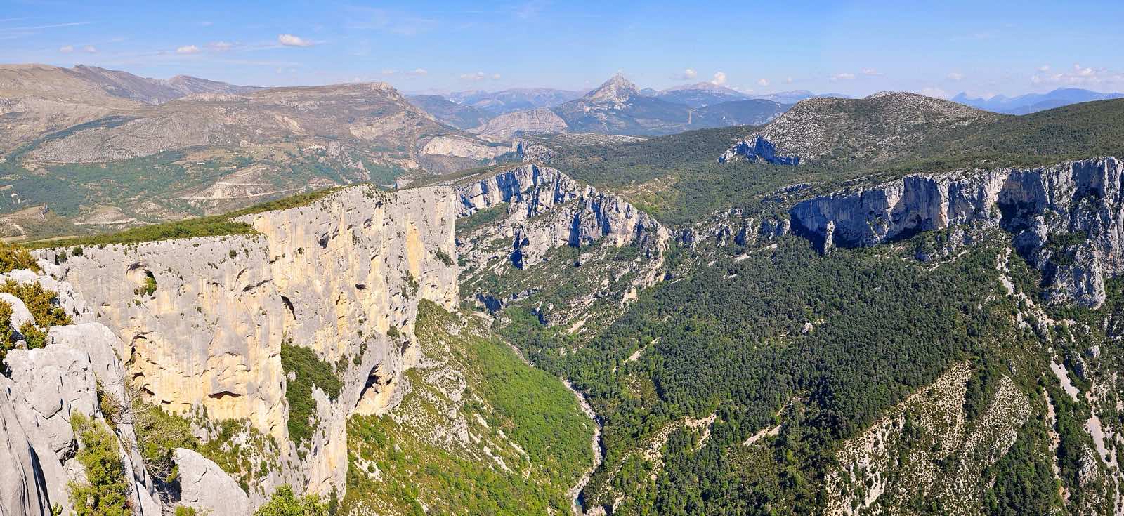 La falaise de l'Escalès vue depuis le belvédère de la Route des Crêtes dans les gorges du Verdon
