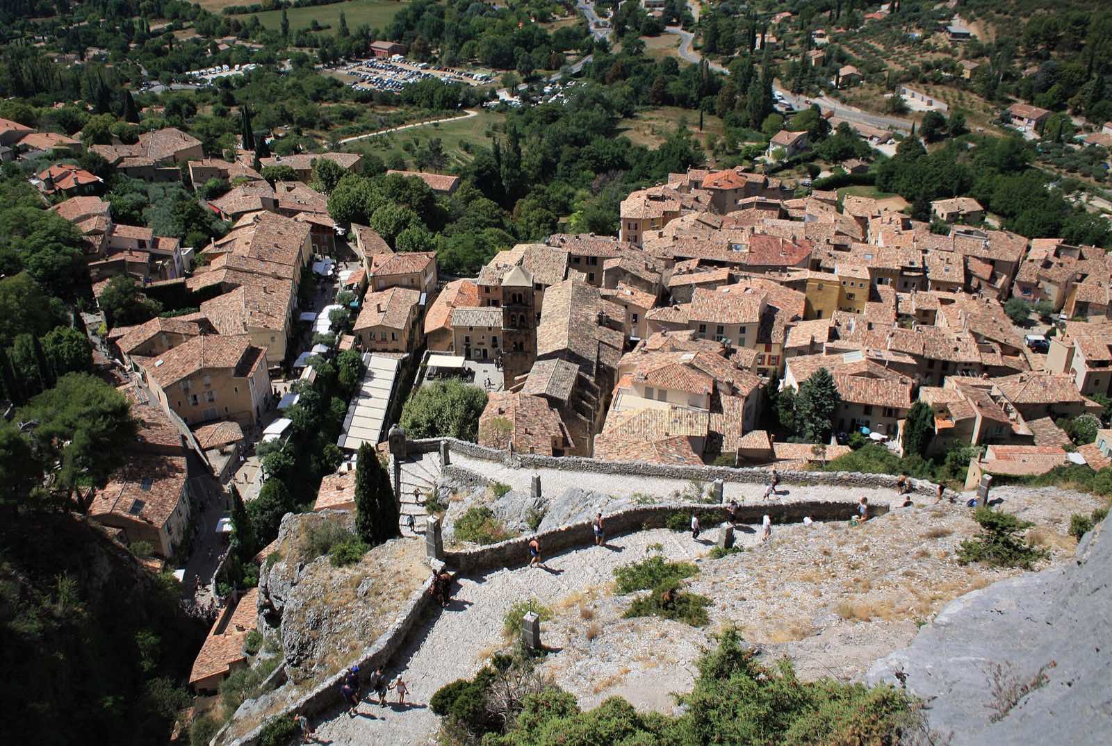 Les toits de Moustiers-Sainte-Marie et le chemin en lacets vus depuis la chapelle Notre-Dame de Beauvoir