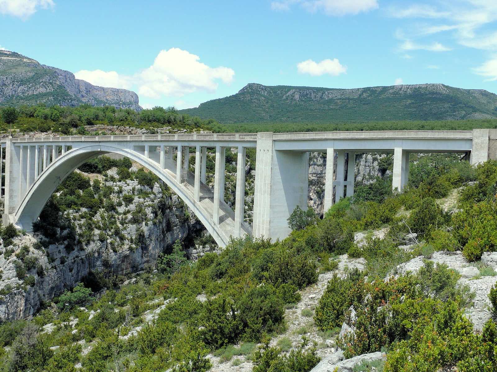 Le pont de l'Artuby enjambant les gorges sur la Corniche Sublime dans le Verdon