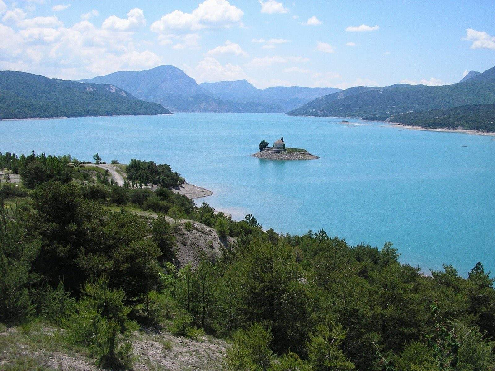 La chapelle Saint-Michel sur son îlot rocheux au milieu du lac de Serre-Ponçon
