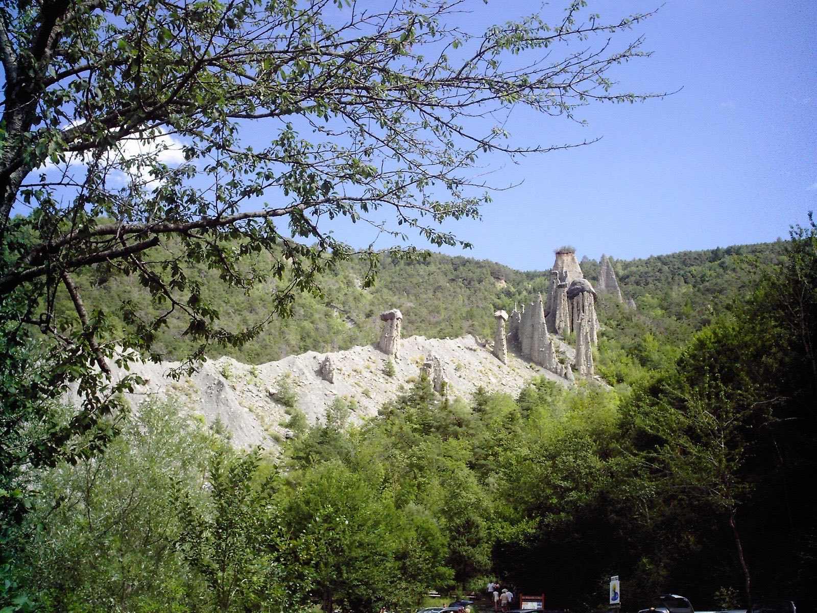 Les demoiselles coiffées de Pontis, cheminées de fées dominant le lac de Serre-Ponçon