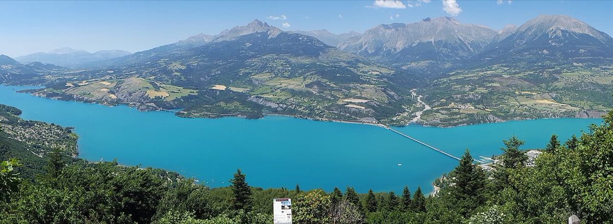 Panorama du lac de Serre-Ponçon et du pont de Savines depuis le belvédère de Pierre-Arnoux