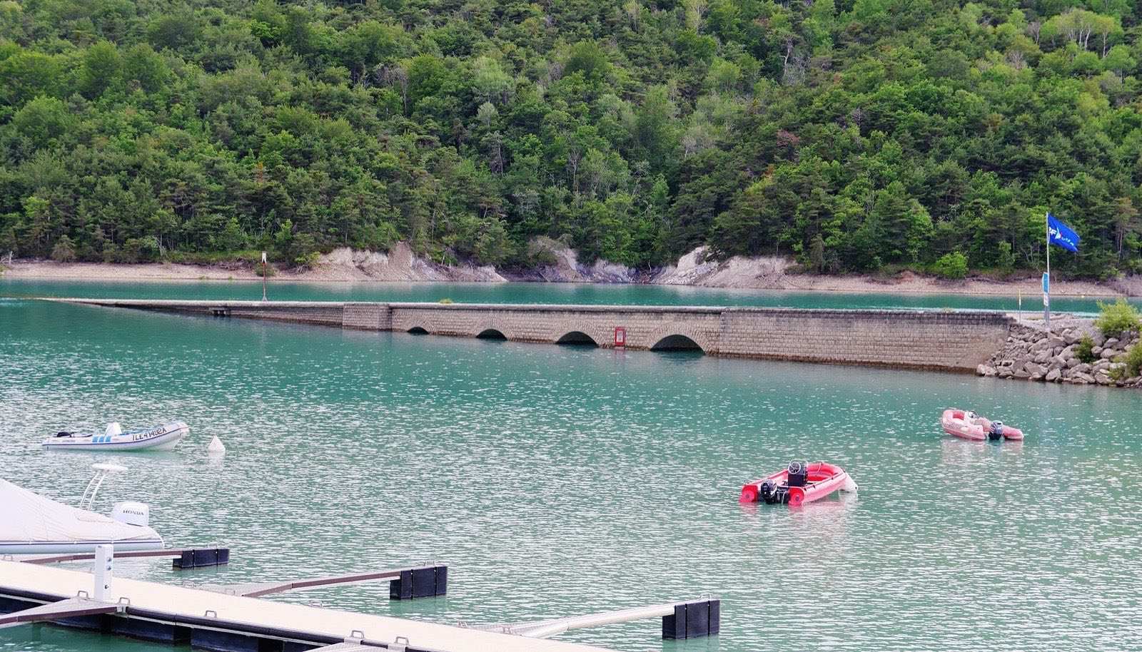 Le viaduc de Chanteloube émergé du lac de Serre-Ponçon lorsque le niveau de l'eau baisse