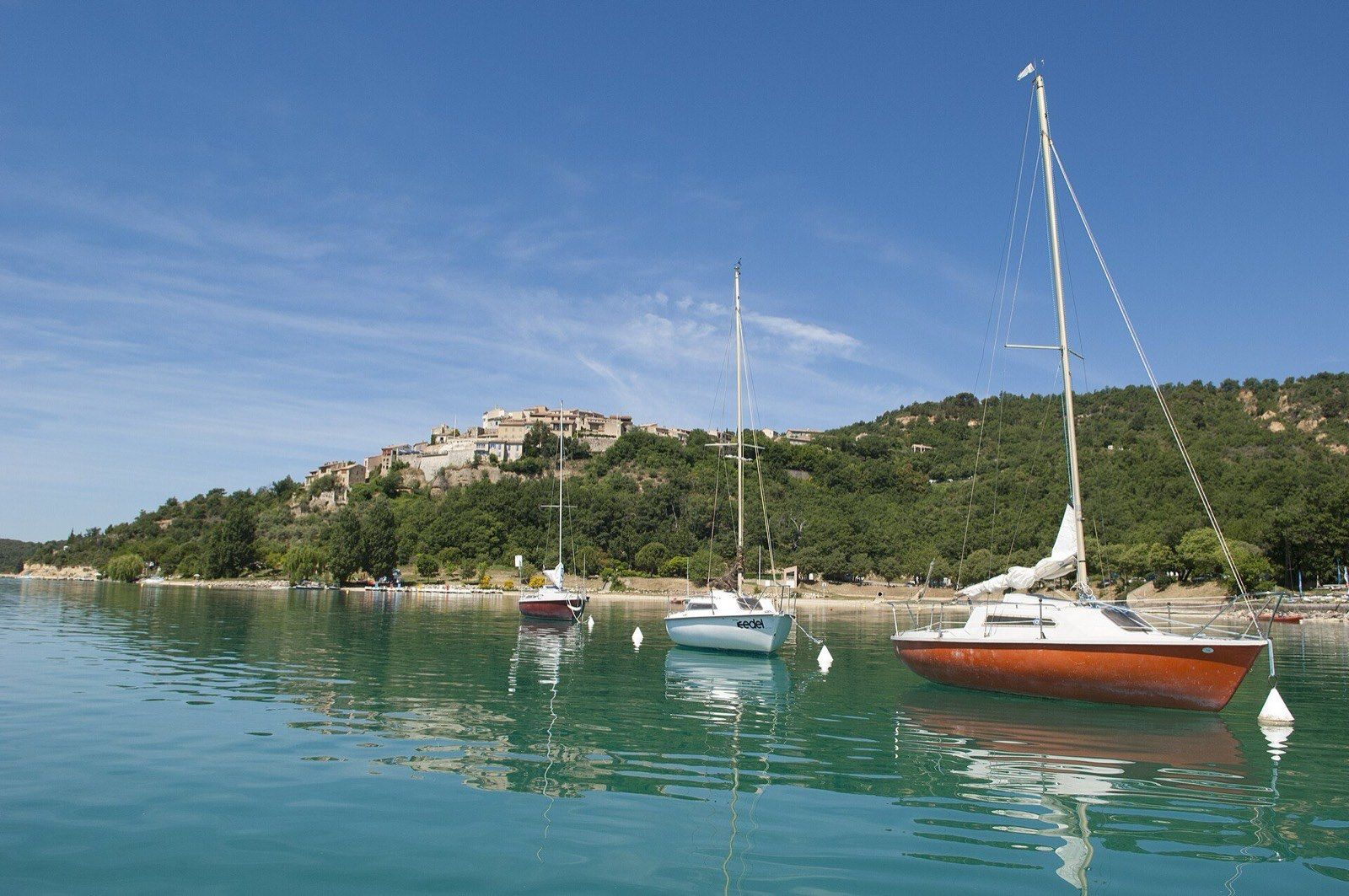Voiliers au mouillage devant la plage du village de Sainte-Croix-du-Verdon