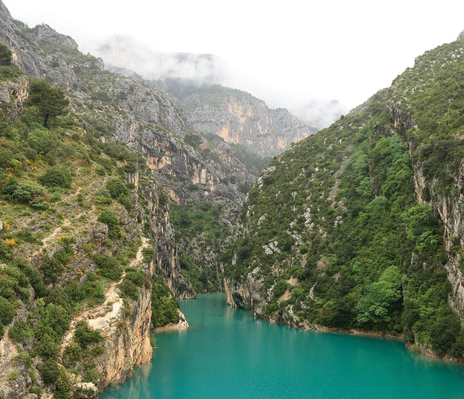 Entrée du canyon du Verdon vue depuis le pont du Galetas sur le lac de Sainte-Croix