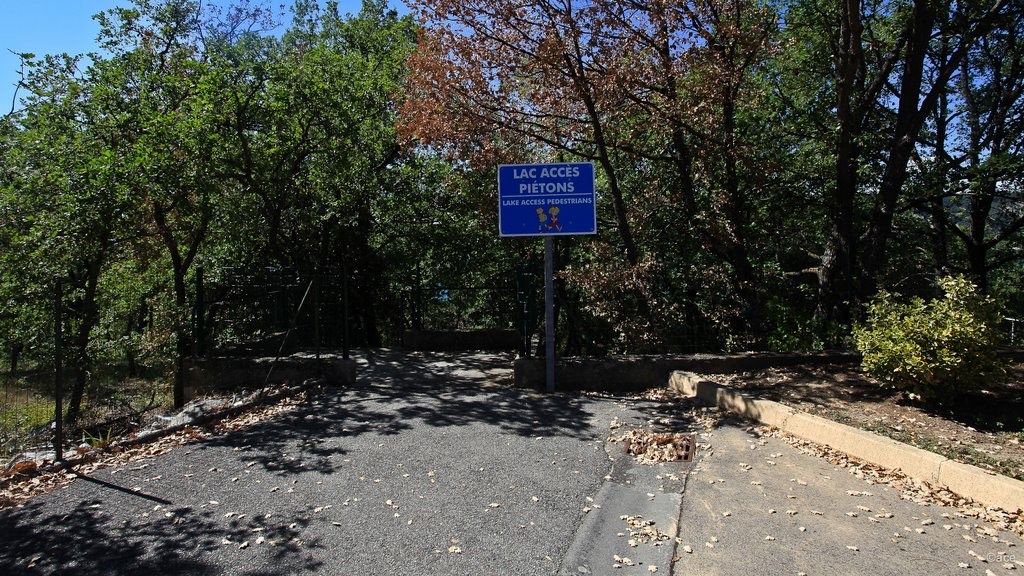 Accès piétons au lac depuis Les Salles-sur-Verdon, sous les chênes