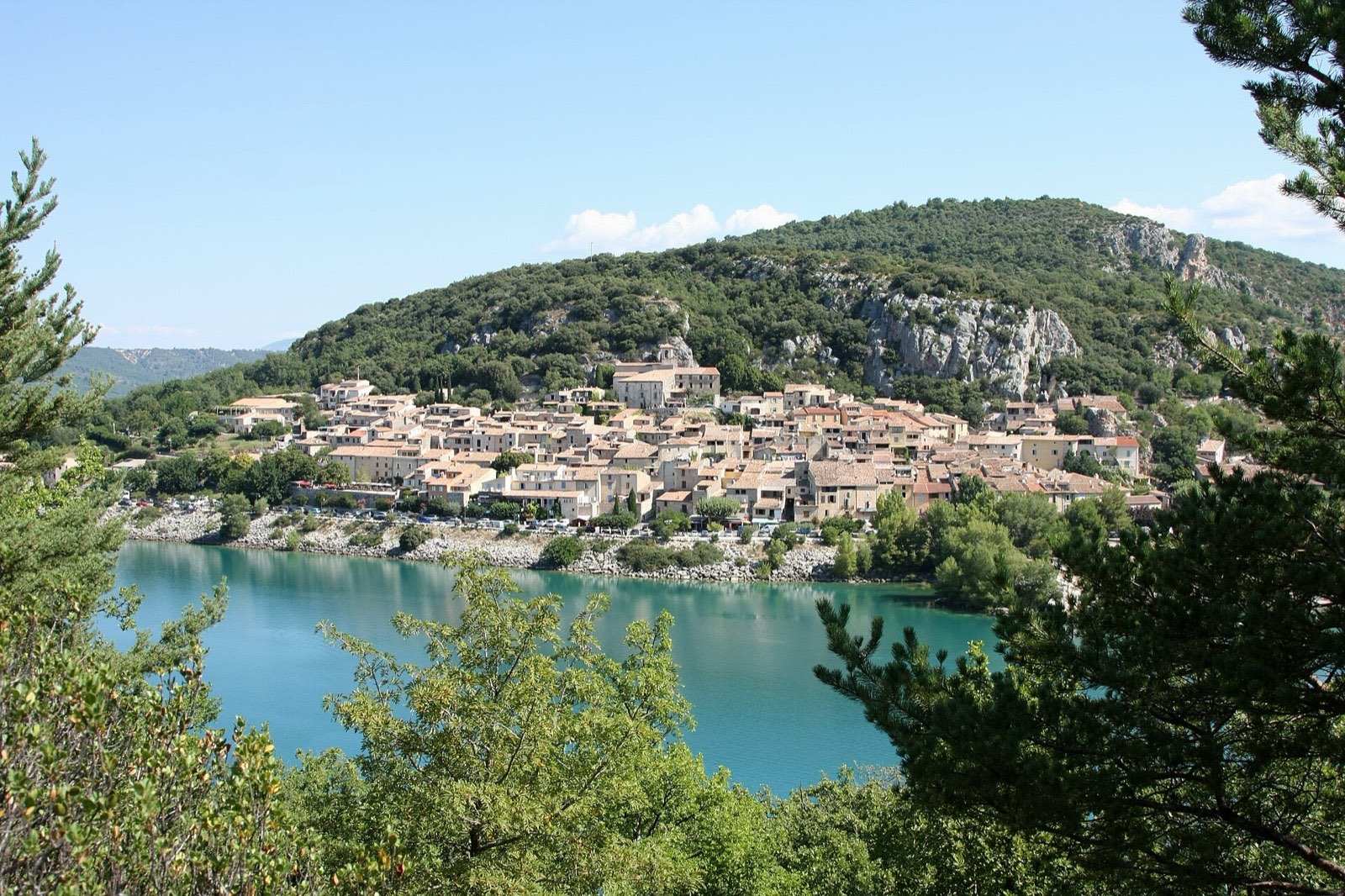 Le village de Bauduen au bord du lac de Sainte-Croix